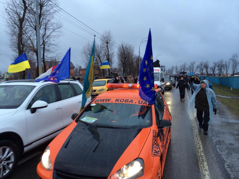 Автомайдан прорвал блокаду дороги к резиденции Януковича