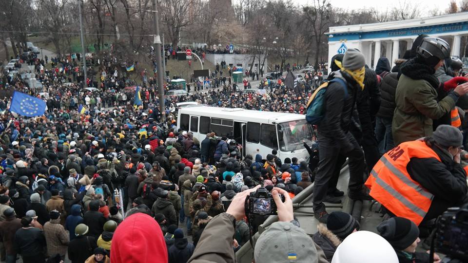 Возле стадиона “Динамо” продолжаются противостояния митингующих и милиции