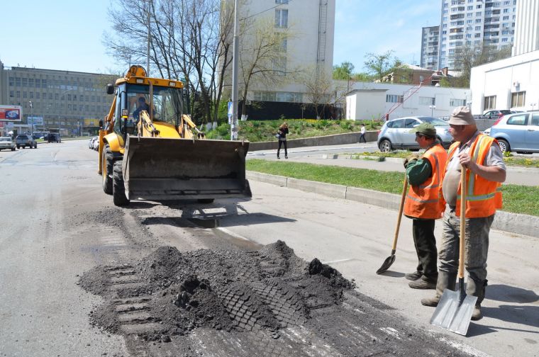 На дорогах столицы засыпали почти гектар ям