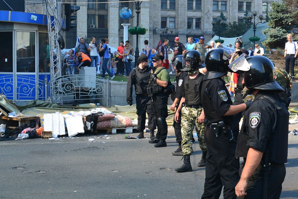 В ходе противостояния на Майдане брусчаткой ранили милиционеров