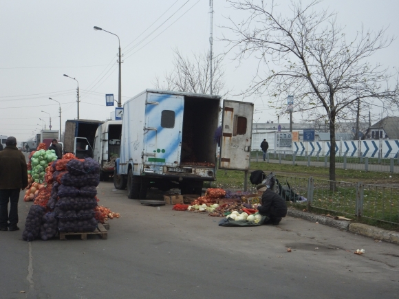 В Киеве возобновил работу крупнейший стихийный рынок