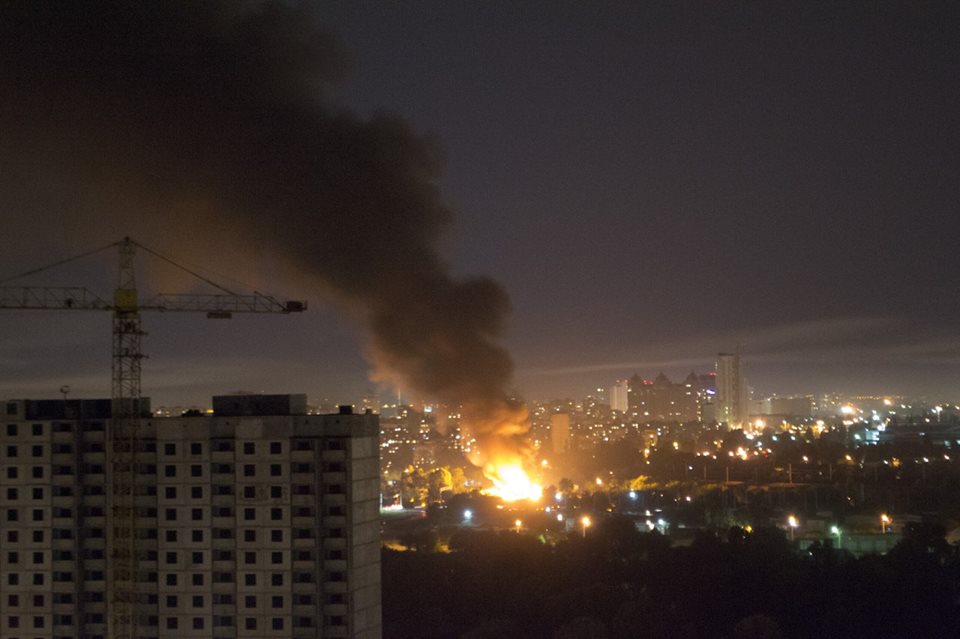В Киеве горел деревообрабатывающий завод и полыхают склады стройматериалов (фото)