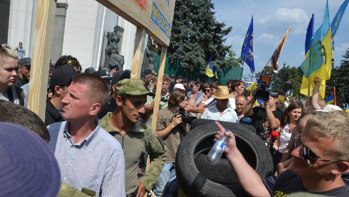 Депутаты “отгребли” от митингующих под Радой куриными яйцами и водой (ФОТО, ВИДЕО)