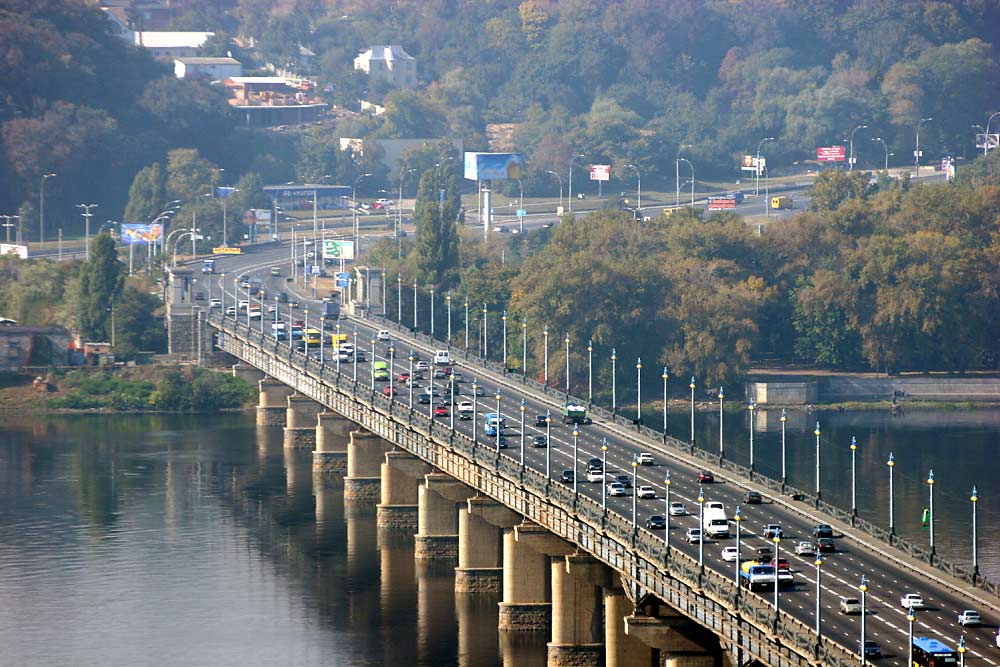 В выходные водителям лучше объезжать мост Патона