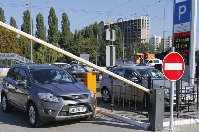 Киевские власти не хотят разрушать коррупционные парковочные схемы