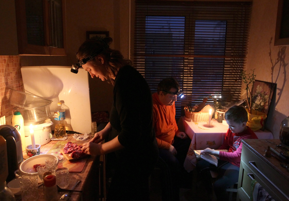 Без отопления и света уже четвертый день сидят жители ряда домов на Чоколовке