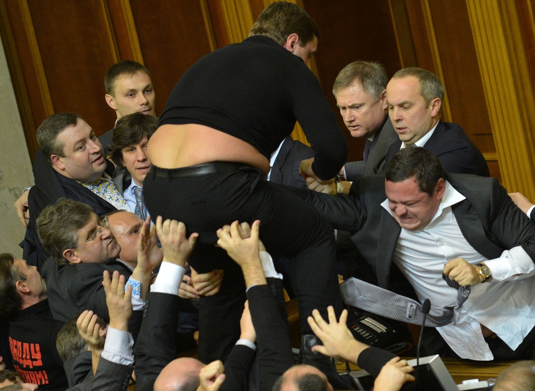 Дмитрий Бровкин: “Начало работы парламента откроет серию увлекательных кулачных поединков”