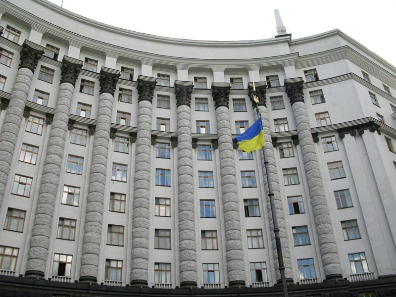 Около 300 сотрудников СЭС пикетируют Кабмин