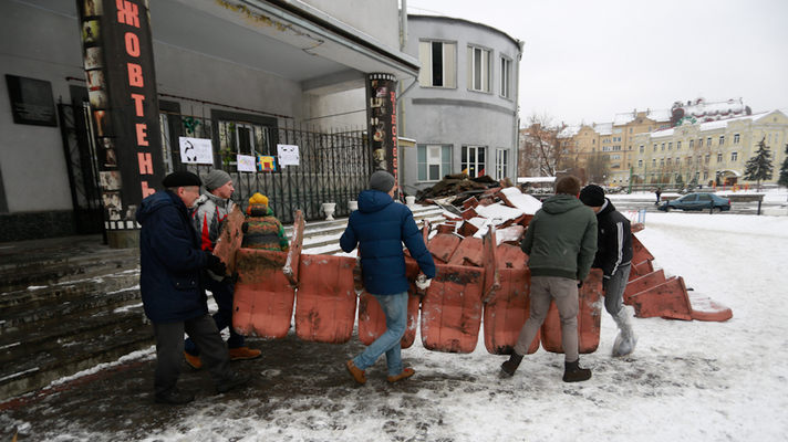 В кинотеатре “Жовтень” прошел субботник и запланированное вече (видео)