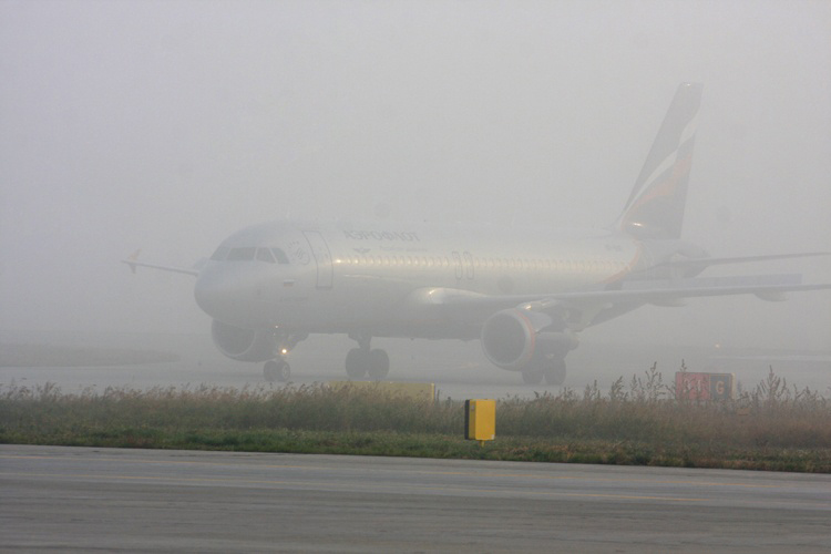 Из-за сильного тумана в Киеве изменен график рейсов в аэропорту “Киев”