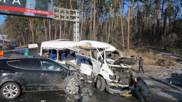 Под Киевом маршрутка попала в ДТП: погибла девушка, 17 человек госпитализированы