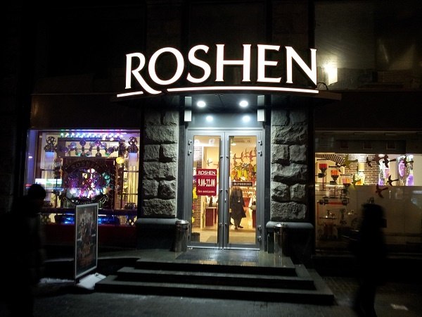 В магазине Roshen на “Позняках” неизвестные разбили витрину