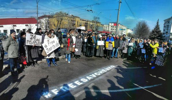 В Киеве возле посольства РФ прошел митинг в поддержку Савченко