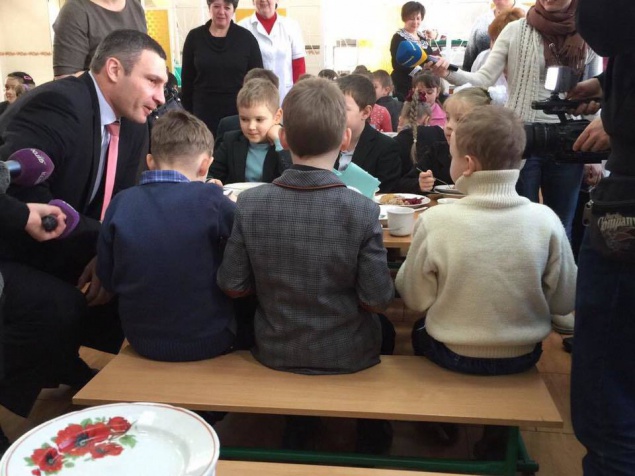 Сегодня Кличко позавтракал в одной из киевских школ