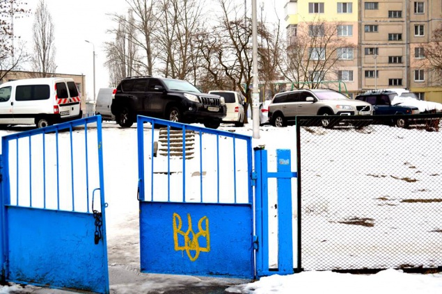 На Оболони водитель регулярно блокирует внедорожником с “парламентскими” номерами “вход” в детсад