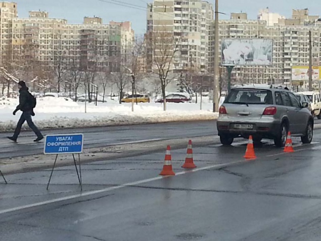 В Киеве на “зебре” иномарка сбила маму с несовершеннолетней девочкой