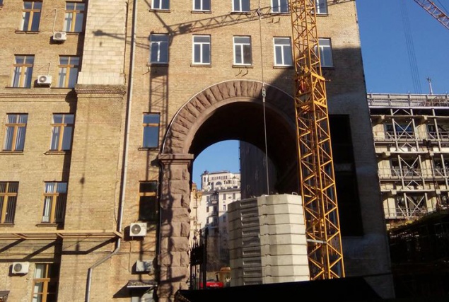 Сотрудники Киевсовета на всякий случай пакуют вещи: здание покрылось трещинами с 1 по 11 этажи