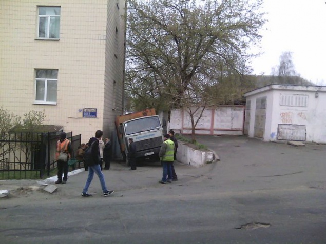 На одной из столичных улиц мусоровоз провалился под асфальт (фото)