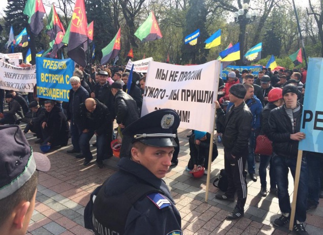 Под Верховной Радой продолжается митинг шахтеров, а в Раде - дискуссии