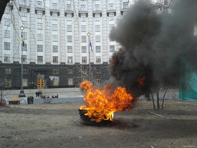 Милиция задержала троих поджигателей шин под Кабинетом министров (фото, видео)