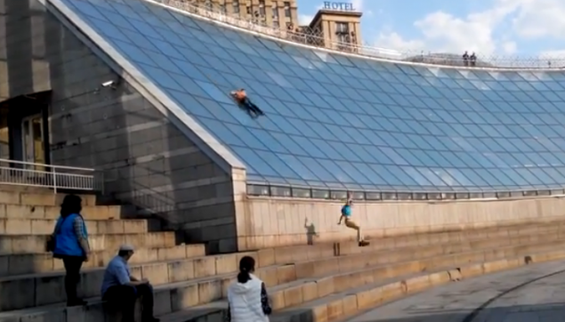 В Киеве двое выпивших людей травмировались, скатившись со стены ТРЦ “Глобус” на Майдане (видео)