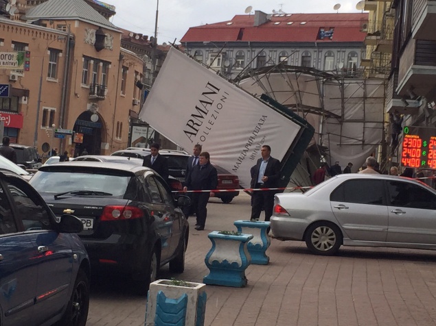 В центре Киева ветер снес незаконно установленную рекламную конструкцию (фото)