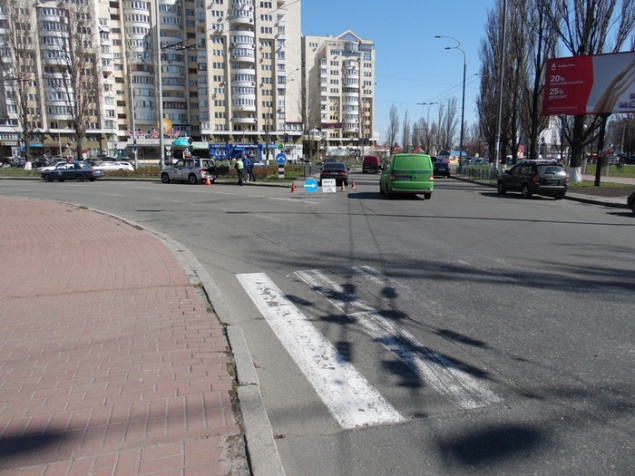 На столичной Оболони, на пешеходном переходе, машина сбила двух школьников (фото)