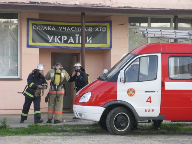 В окно киевского офиса волонтеров залетела бутылка с зажигательной смесью