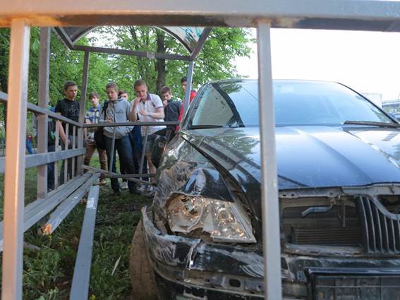 Киевлянка въехала в остановку общественного транспорта: травмировано двое подростков