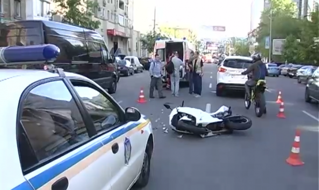 В Киеве мотоциклистка “завтыкала” и “влетела” во внедорожник