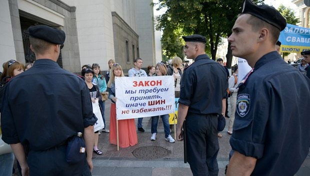 Голодающих под Верховной Радой валютных заемщиков начали задерживать по одному (+ВИДЕО)