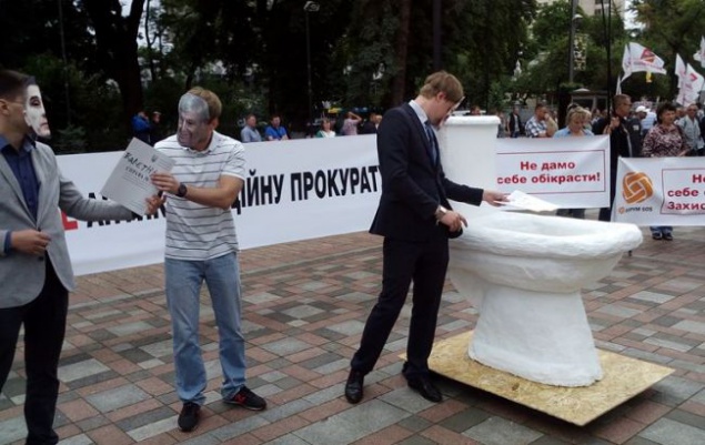 Митингующие пытались штурмом взять Администрацию Президента в Киеве