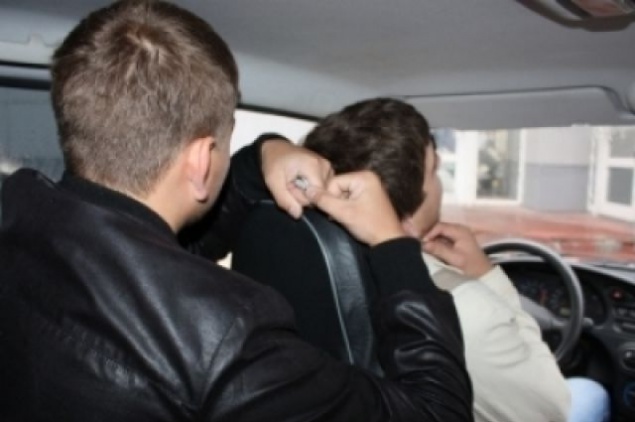Трое киевлян чуть не убили водителя такси, пытаясь завладеть его автомобилем