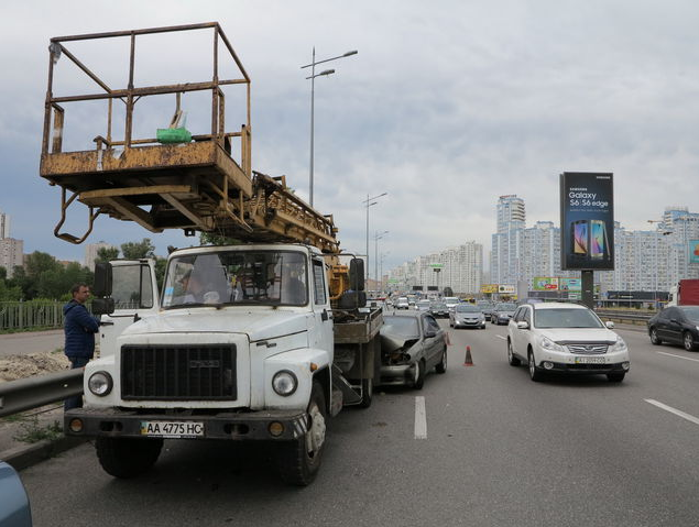 В столице водитель ДЭУ взял на таран автовышку (фото)