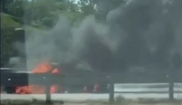 Посреди Окружной дороги Киева взорвался автомобиль, движение по дороге заблокировано (видео)