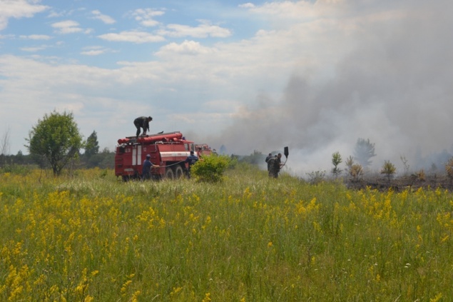 В зоне отчуждения продолжают тушить пожар