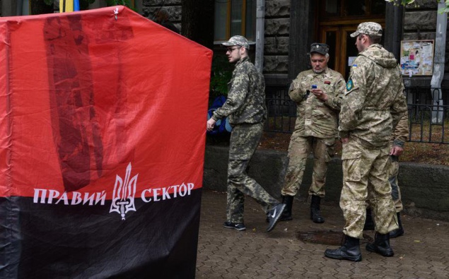 В милиции рассказали, зачем автозаки “припарковались“ возле офиса ”Правового сектора”