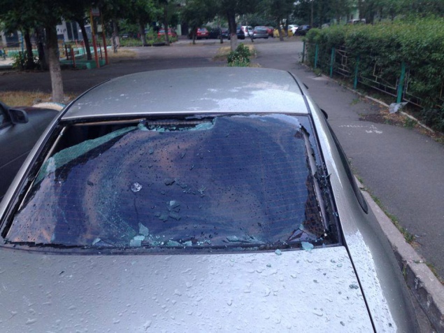 На Оболони милиция разыскивает “шутников”, расколотивших стекла автомобилям пакетами с водой и орехами (фото)