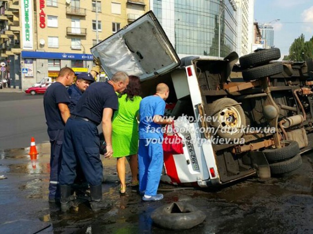 В столице скорая с новорожденным ребенком попала в ДТП