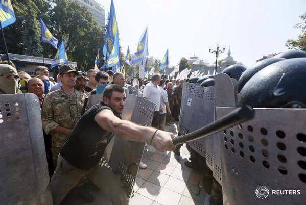 Журналист “РадиоСвобода” задержан за участие в протестах под ВРУ (+фото)