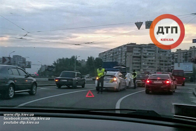 В Киеве “поцеловались” две полицейские машины