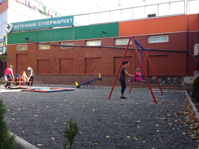 В Киеве снесли незаконное “летнее кафе” и установили детскую площадку