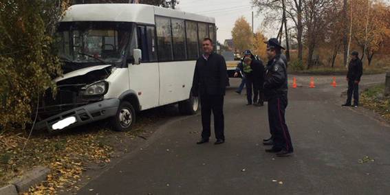 На Киевщине микроавтобус въехал в электрический столб: травмированы семь человек