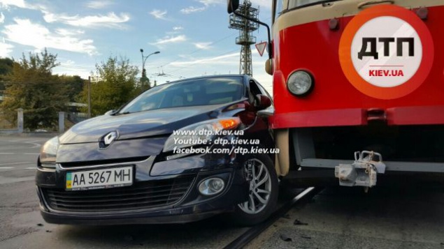 В Киеве трамвай впечатался в автомобиль: пострадала кондуктор