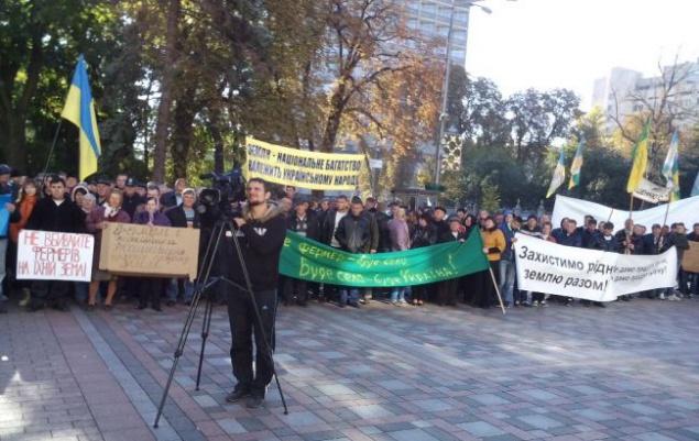 Под Радой активисты протестуют против снятия моратория на продажу земли