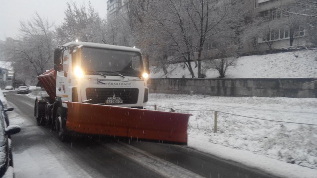 На борьбу с первым снегом столичные коммунальщики бросили две с половиной сотни снегоочистительных машин (фото)