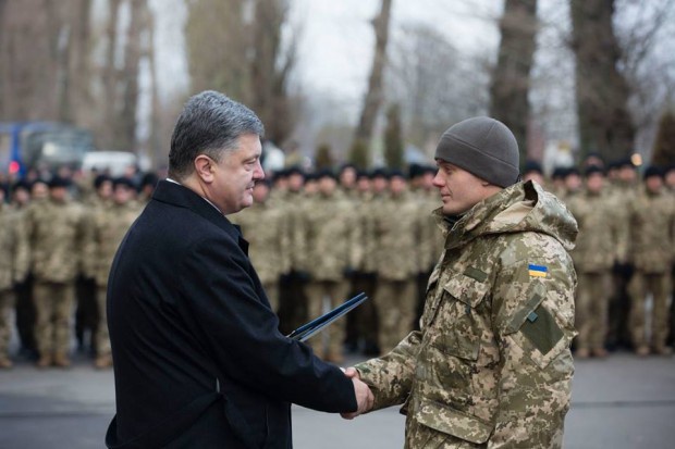 На Киевщине Президент вручил ключи от 25 квартир участникам АТО и семьям погибших