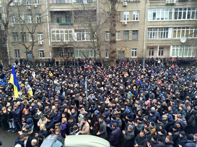 В Киеве под МВД митингуют сотрудники милиции, не прошедшие переаттестацию (+видео)