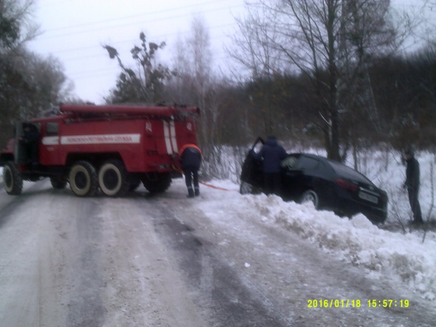 На Киевщине спасатели освободили из сугробов 3 автобуса и скорую (+фото)