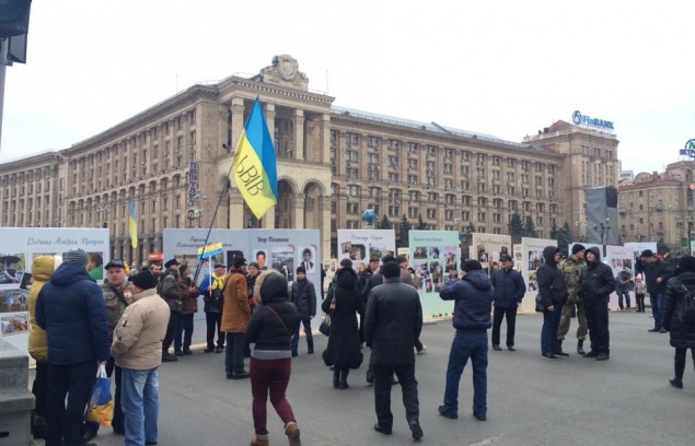 Активисты перекрыли движение транспорта на Крещатике (+фото)